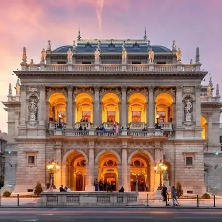Basilica Art Escape W 2br Balcony & Views * Budapest