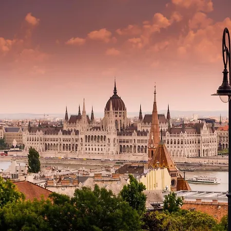 Basilica Art Escape W 2br Balcony & Views * Budapest
